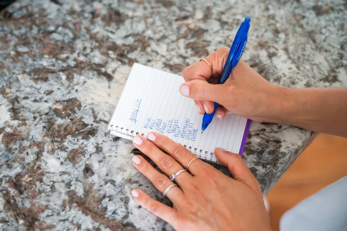 According to psychology, here are the 7 traits common to all people who still write their grocery list on paper