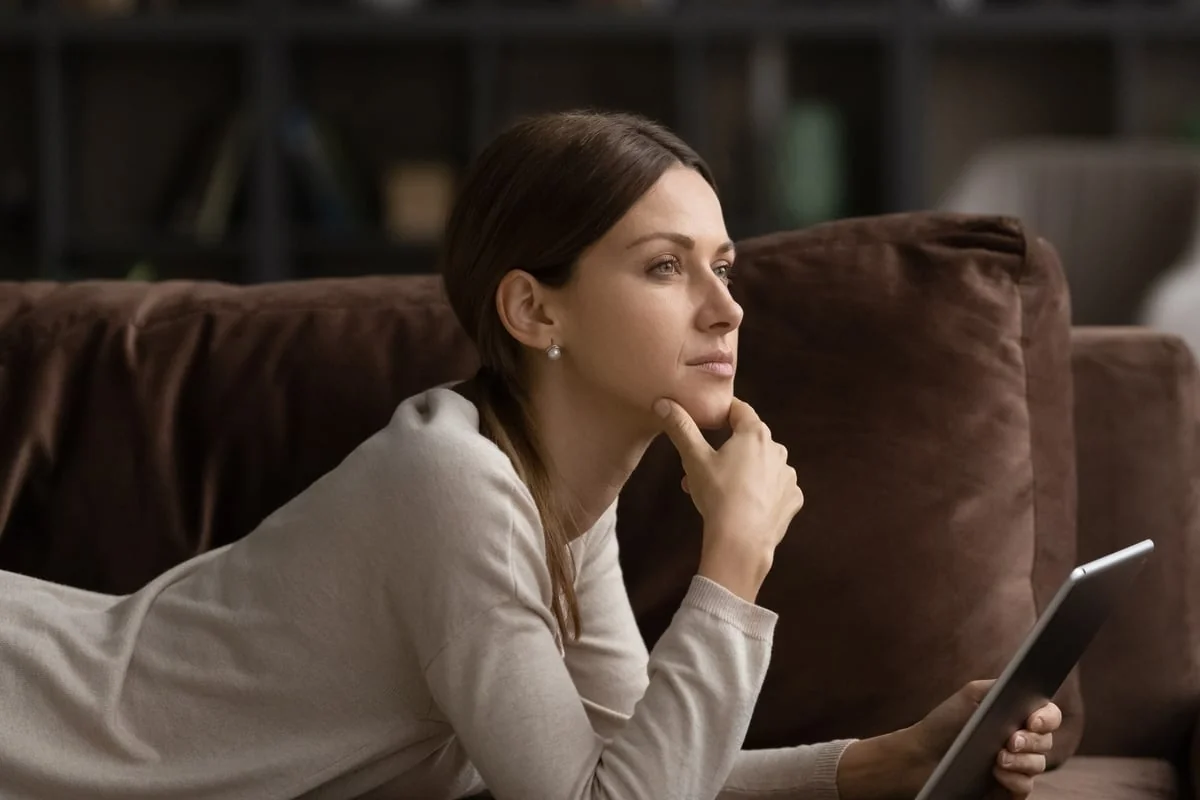 If a person from the past often comes back into your mind, it’s not insignificant: here is the hidden message of such a memory, according to this psychologist